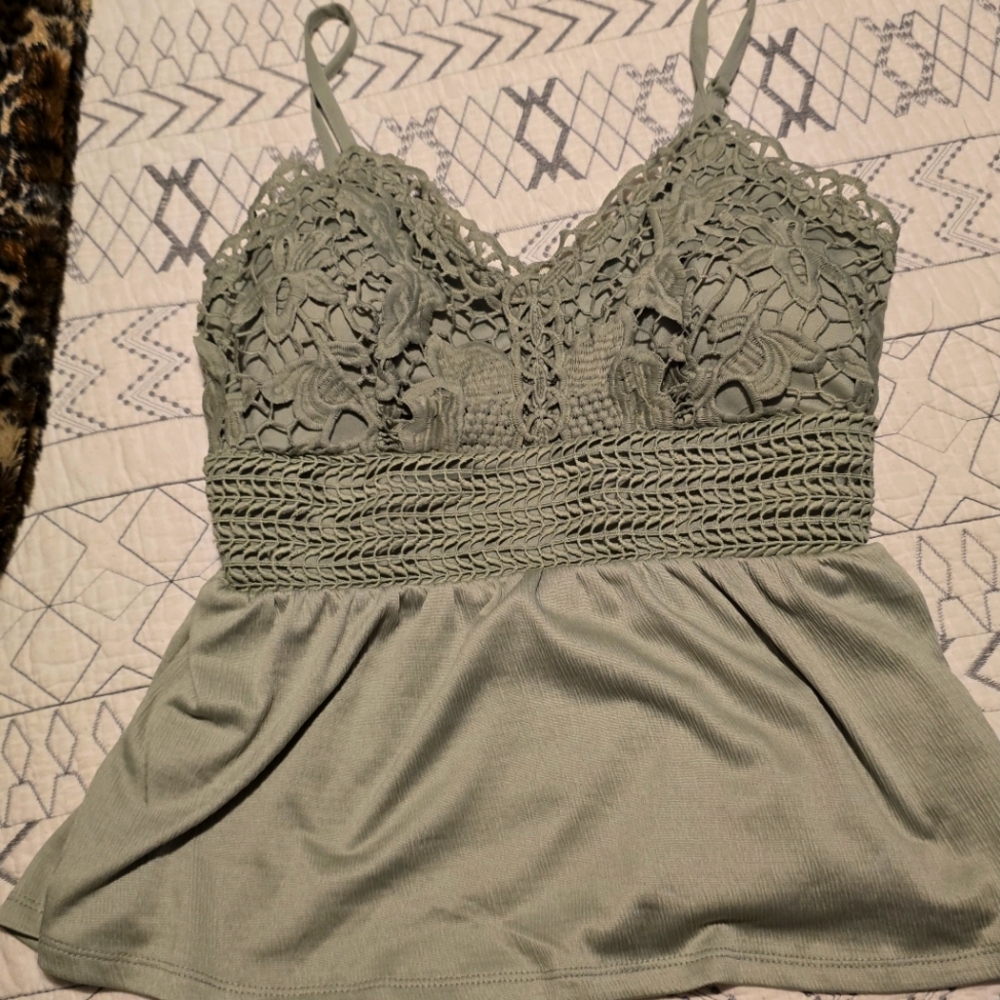 Derek Heart Lace Tank Top. Olive Color. Size Medium
